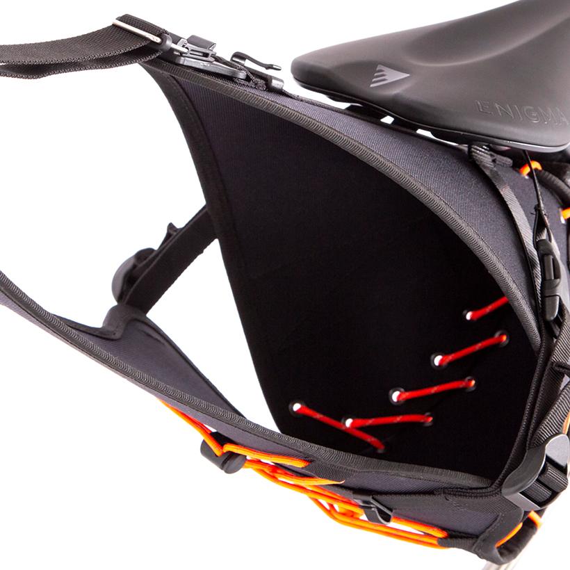 Restrap CarryEverything Sadeltaske 14L - Sort/Orange