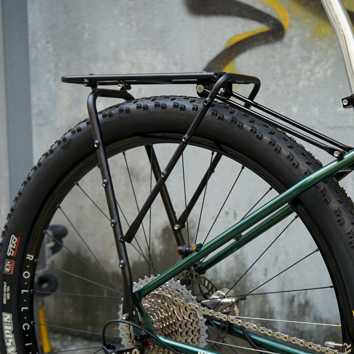 Veloci VLCmade Wednesday Rear Rack – Matt Black, infästning och sidostöd