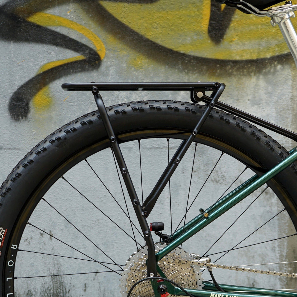 Veloci VLCmade Wednesday Rear Rack – Matt Black, sidovy monterad på cykel